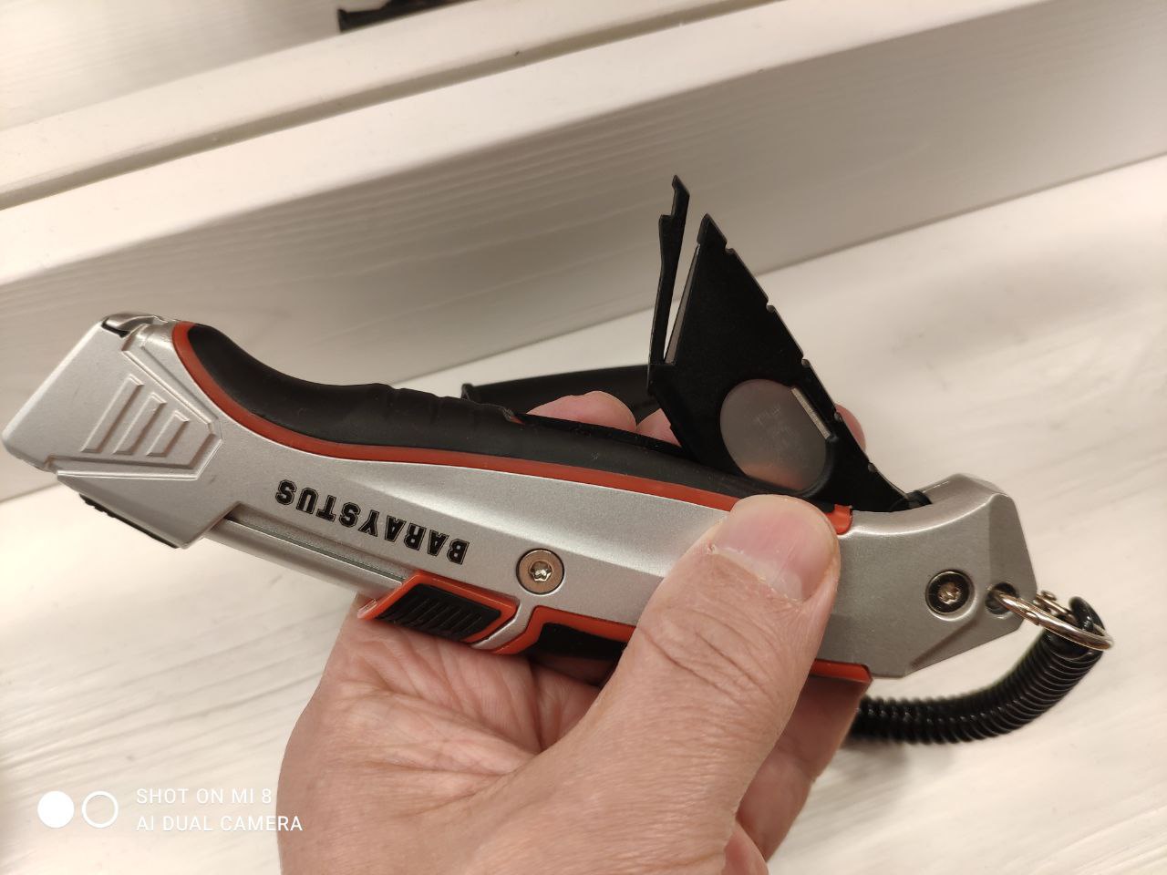 картинка Нож в корпусе из алюминия с резиновой вставкой и ножевым отсеком Baraystus 7833 0160 Plus от магазина "Элит-инструмент"