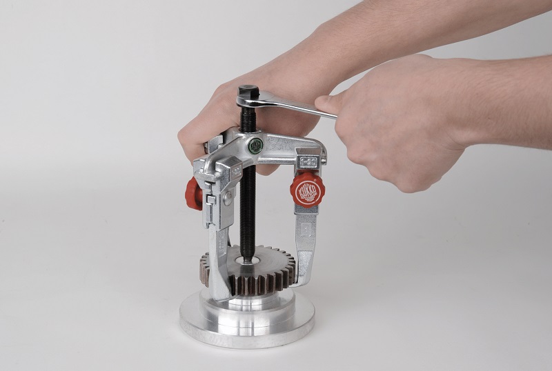 картинка Универсальный трёхзахватный съёмник с быстрорегулируемыми захватами Kukko 30-1+ от магазина "Элит-инструмент"