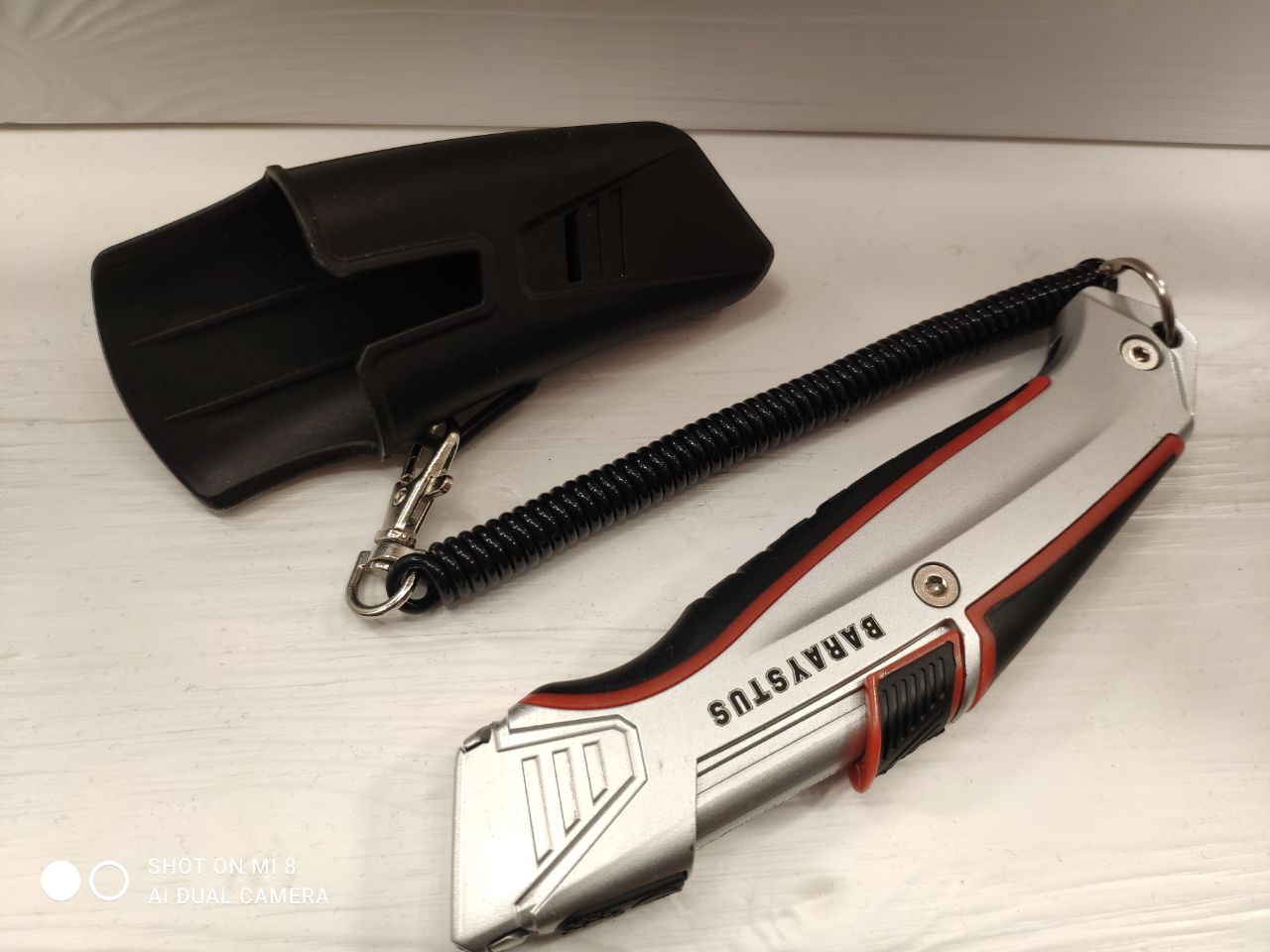 картинка Нож в корпусе из алюминия с резиновой вставкой и ножевым отсеком Baraystus 7833 0160 Plus от магазина "Элит-инструмент"