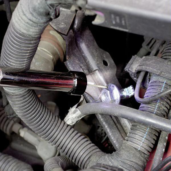 картинка Гибкий магнитный инструмент для извлечения деталей со светодиодным фонариком 046 L U00460001 от магазина "Элит-инструмент"