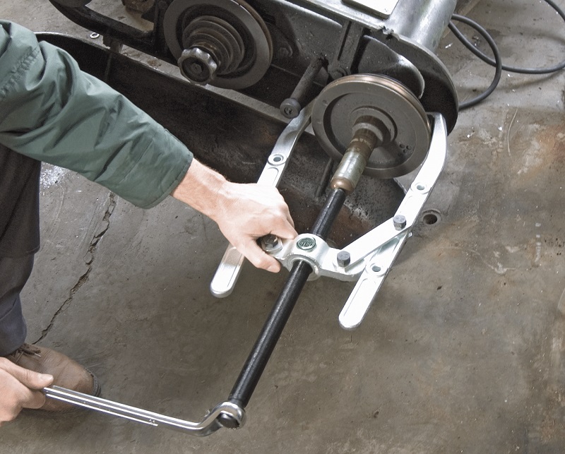 картинка Универсальный двухзахватный съёмник с шарнирными захватами и регулировкой глубины фиксации Kukko 205-2 от магазина "Элит-инструмент"